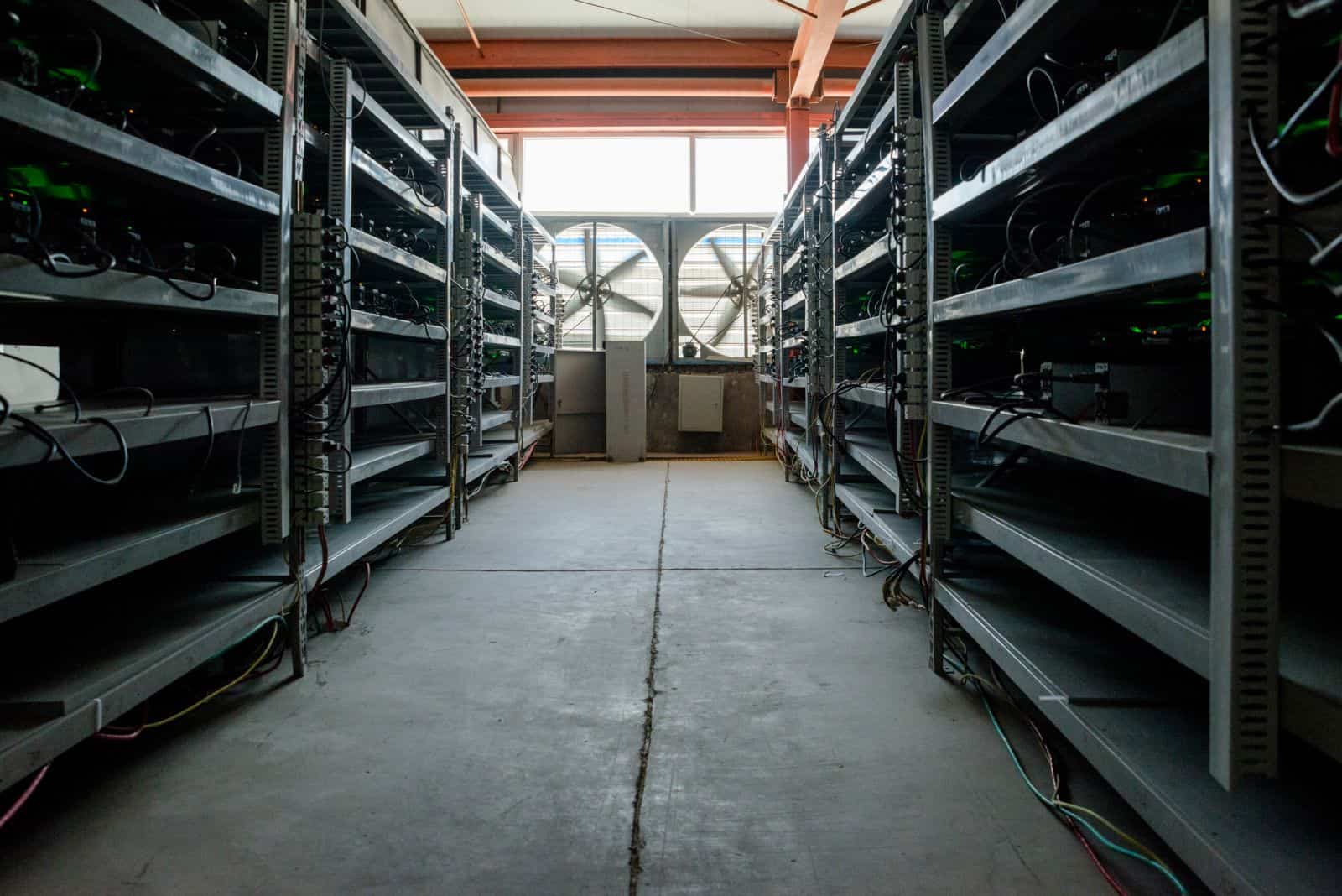Những máy đào Bitcoin trong tổ hợp nhà xưởng của Bitmain.